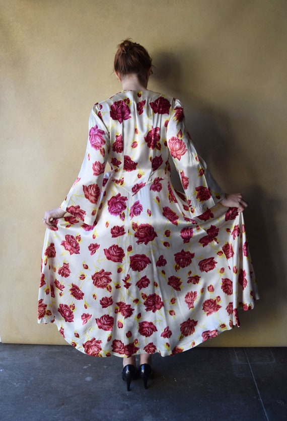 Vintage 1940s rose print satin dressing gown . si… - image 2