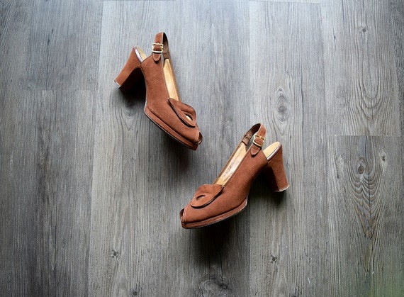 1940s platform shoes . vintage 40s brown suede hee