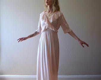 Rosa sidenklänning i satin från 1930-talet och från 1940-talet. Storlek large till xxl