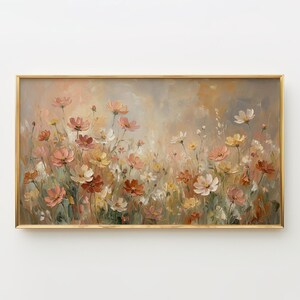 Puede incluir: Pintura floral enmarcada con un campo de flores de cosmos en tonos rosa, blanco y amarillo. La obra de arte tiene un estilo suave e impresionista con un marco dorado, adecuada para la decoración del hogar.