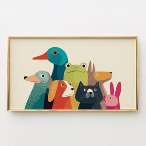 Puede incluir: Una impresión artística enmarcada con ilustraciones de animales estilizados. Incluye un pato turquesa, una rana verde, un gato negro, un perro, un conejo y otros animales sobre un fondo crema. El marco es dorado.