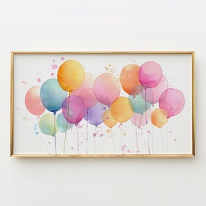 Könnte beinhalten: Aquarellmalerei von bunten Luftballons in Gelb-, Orange-, Rosa-, Lila- und Blautönen. Die Ballons sind in einer Gruppe angeordnet, mit zarten Schnüren und Aquarellspritzern. Das Kunstwerk ist in einem goldenen rechteckigen Rahmen gerahmt.