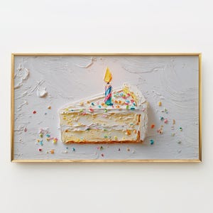 Puede incluir: Pintura enmarcada de una porción de pastel de cumpleaños con una vela encendida. El pastel es blanco con chispas de colores y una corteza dorada. El fondo es blanco texturizado con un marco dorado.