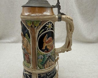 Jarra de cerveza alemana con caja de música y tapa, escena de caza en el bosque, tapa de peltre, vintage.