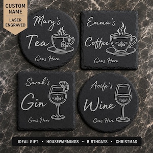 Puede incluir: Cuatro posavasos de pizarra negra con texto e ilustraciones grabados con láser en blanco. Dos son circulares y dos son cuadrados. Los diseños muestran nombres seguidos de tipos de bebida como Tea, Coffee, Gin y Wine, con Goes Here.