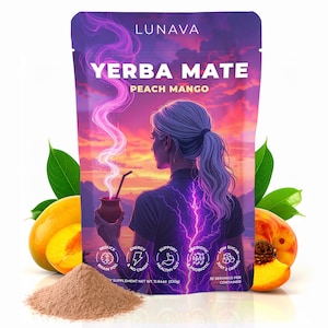 Peut inclure: Un sachet de poudre de Yerba Mate Pêche Mangue avec une illustration de femme, des pêches et un tas de poudre. Le sachet porte la marque "LUNAVA" et le texte "YERBA MATE PEACH MANGO". Le sachet contient 330g et 30 portions.