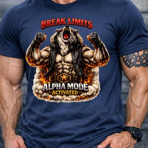 Peut inclure: T-shirt bleu marine avec un ours musclé portant une veste en cuir noire et un design enflammé. Le texte "BREAK LIMITS" et "ALPHA MODE ACTIVATED" est également visible.