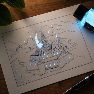 Puede incluir: Un dibujo de l&iacute;neas en tinta negra sobre papel blanco que representa un castillo con una alta aguja central, una luna creciente y estrellas en el cielo. Las ventanas del castillo brillan con un tono azul intenso y hay una pluma estilogr&aacute;fica.