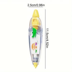 Puede incluir: Un dispensador de cinta correctora transparente y amarillo con un dise&ntilde;o de cocodrilo verde. El dispensador mide 11,5 cm de largo y 2,5 cm de ancho. El dispensador tiene la palabra "Crocodile" impresa.