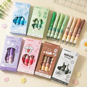 以下が含まれることがあります： 青、緑、紫、ピンク、茶色、白など、様々な色とテーマの4本入りゲルインクボールペンセットが入った6つの長方形の紙箱。各パッケージにはBaijifineというブランド名とモデル番号が印刷されています。