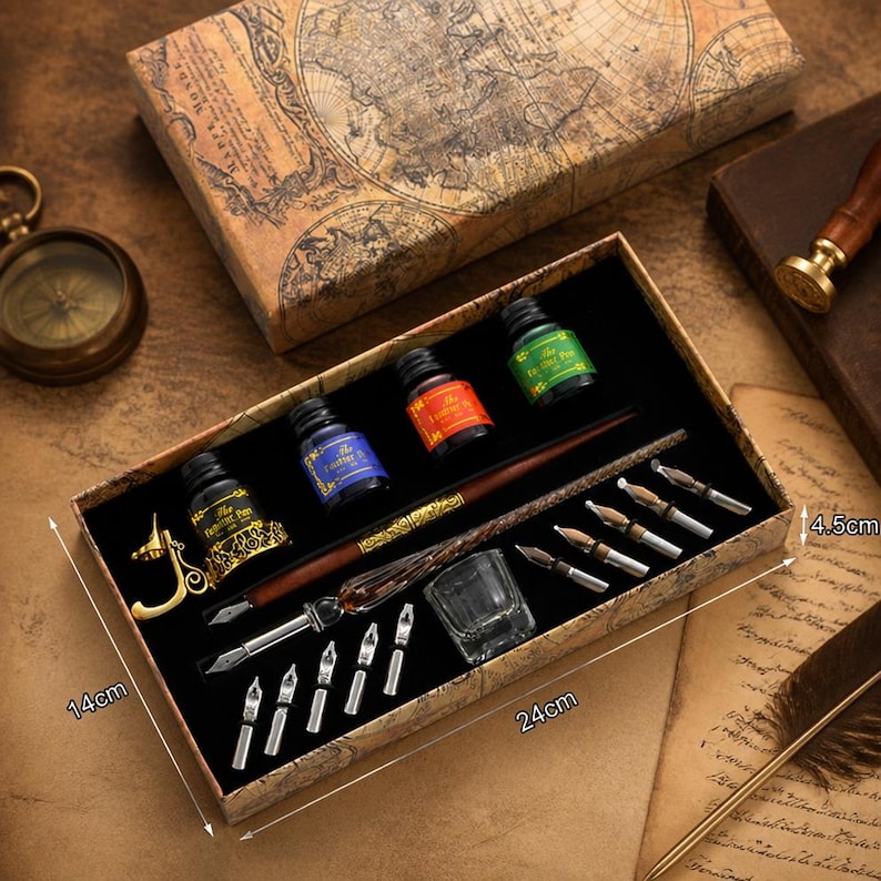 K&ouml;nnte beinhalten: Ein Kalligraphie-Set in einer 24cm x 14cm x 4,5cm gro&szlig;en Box mit einem Holzstift, elf Metallfedern, einer goldfarbenen Stiftablage, einem kleinen Glastintenfa&szlig; und vier Tintenflaschen in Schwarz, Blau, Orange und Gr&uuml;n mit der Aufschrift The Feather Pen.