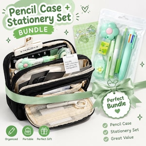 Puede incluir: Un estuche negro de varios compartimentos lleno de artículos de papelería, incluyendo un clip blanco, tijeras y una bolsa transparente con bolígrafos verde menta, un borrador en forma de flor y un bolígrafo multicolor. Una cinta verde envuelve el set.