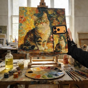 Può includere: Una tazza di ceramica bianca con manico nero e la scritta "But First, Coffee" in grassetto nero. La tazza è posta su uno sfondo sfocato, che suggerisce un'atmosfera accogliente.