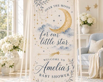 Könnte beinhalten: Ein vertikales Stoffbanner mit einem goldenen Halbmond, blauen Wolken und goldenen Sternen. Der Text lautet: OVER THE MOON for our little star WELCOME TO Amelia's BABY SHOWER. Das Banner ist an den oberen Ecken mit cremefarbenen Bändern befestigt.