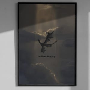 Puede incluir: Una taza de cerámica blanca con un asa negra y el texto "But First, Coffee" en negrita negra. La taza se encuentra sobre un fondo borroso, sugiriendo un ambiente acogedor.