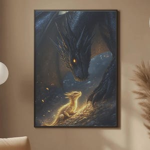 Puede incluir: Una impresión artística enmarcada que presenta un gran dragón negro mirando a un dragón dorado más pequeño. La obra de arte tiene una atmósfera oscura y misteriosa, con ojos brillantes. Los dragones se destacan sobre un fondo oscuro.
