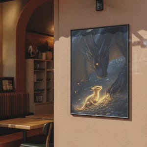Pu&ograve; includere: Stampa artistica incorniciata raffigurante una scena fantasy con due draghi. Un grande drago scuro guarda un drago pi&ugrave; piccolo e dorato. L'opera d'arte &egrave; realizzata in uno stile pittorico dettagliato, con un forte accento sulla luce e l'ombra.