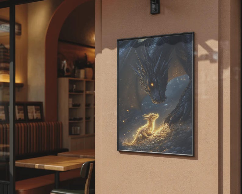Pu&ograve; includere: Stampa artistica incorniciata raffigurante una scena fantasy con due draghi. Un grande drago scuro guarda un drago pi&ugrave; piccolo e dorato. L'opera d'arte &egrave; realizzata in uno stile pittorico dettagliato, con un forte accento sulla luce e l'ombra.
