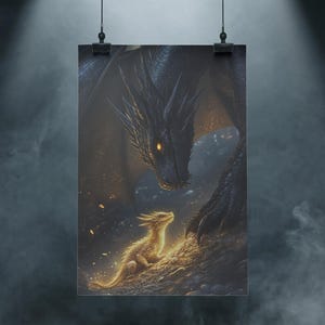 Pu&ograve; includere: Una stampa artistica fantasy con un grande drago nero che guarda un piccolo drago dorato. L'opera d'arte ha uno sfondo scuro e suggestivo con braci incandescenti e un'illuminazione drammatica.