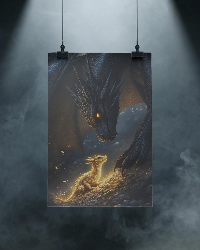 Pu&ograve; includere: Una stampa artistica fantasy con un grande drago nero che guarda un piccolo drago dorato. L'opera d'arte ha uno sfondo scuro e suggestivo con braci incandescenti e un'illuminazione drammatica.