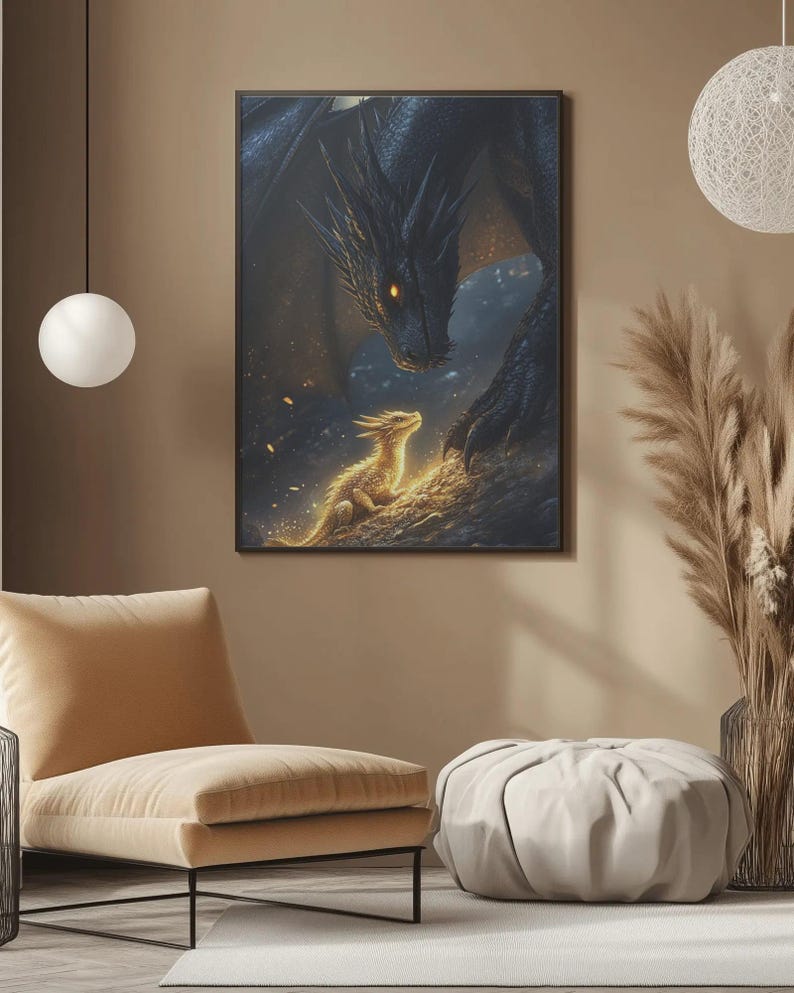 Pu&ograve; includere: Una stampa artistica fantasy incorniciata con un grande drago nero che guarda un drago dorato pi&ugrave; piccolo. L'opera d'arte ha un'atmosfera cupa e misteriosa, con occhi luminosi. I draghi sono ambientati su uno sfondo scuro.