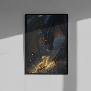Pu&ograve; includere: Stampa artistica incorniciata raffigurante un grande drago nero e un drago dorato pi&ugrave; piccolo. L'opera d'arte a tema fantasy mostra i draghi in un'ambientazione oscura e suggestiva. I draghi sono dettagliati con occhi e scaglie luminose.