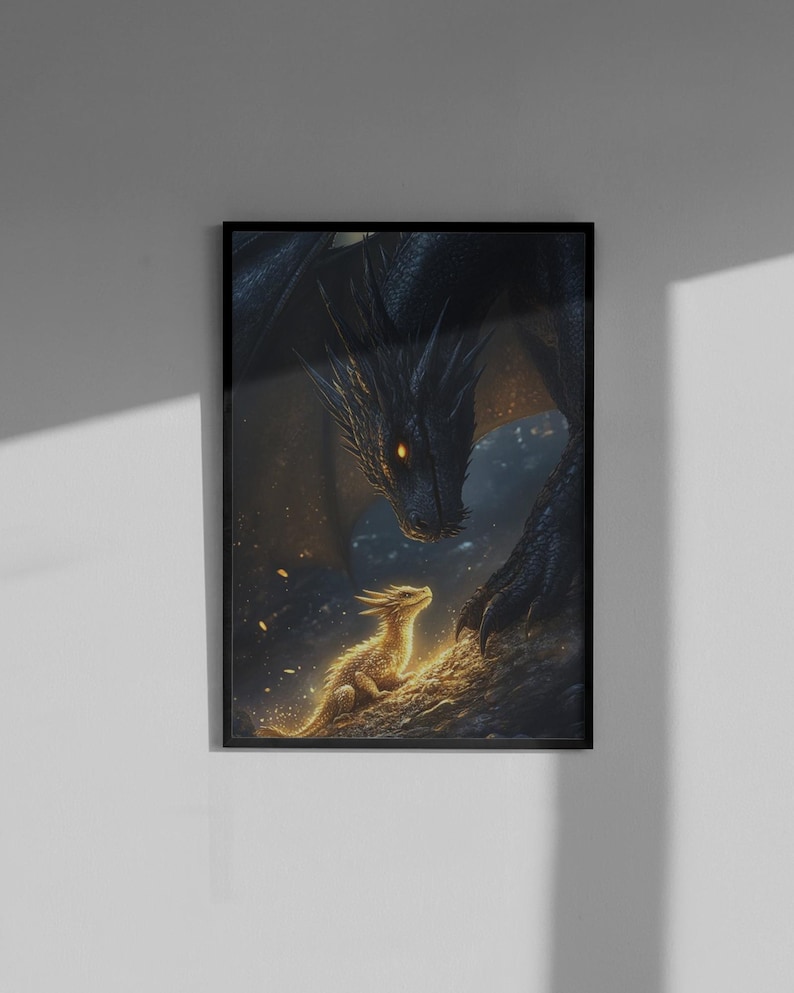 Pu&ograve; includere: Stampa artistica incorniciata raffigurante un grande drago nero e un drago dorato pi&ugrave; piccolo. L'opera d'arte a tema fantasy mostra i draghi in un'ambientazione oscura e suggestiva. I draghi sono dettagliati con occhi e scaglie luminose.