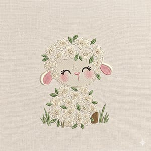 Op de afbeelding: Geborduurd ontwerp van een zittend lam, versierd met witte bloemaccenten en groene bladeren. Het lam heeft roze wangen en oren, met een glimlachende uitdrukking. Het ontwerp is geplaatst tegen een neutrale, getextureerde achtergrond, die een pastoraal thema oproept.