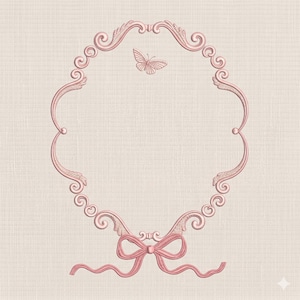 Pode incluir: Uma moldura rosa ornamentada com um design de borboleta e laço. A moldura tem um padrão decorativo em forma de rolo e está definida contra um fundo bege claro. O laço está na parte inferior da moldura.