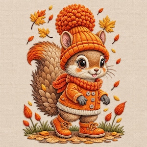 Può includere: Un'illustrazione ricamata di uno scoiattolo marrone che indossa un berretto di lana arancione brillante con un grande pompon, un cappotto arancione abbinato con quattro bottoni e stivali arancioni. Lo scoiattolo è circondato da foglie autunnali.