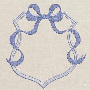Może przedstawiać: Jasnoniebieski haftowany wzór tarczy z kokardą u góry i płynącymi wstążkami. Tarcza ma podwójny kontur i jest umieszczona na neutralnym tle. Projekt jest szczegółowy i elegancki.