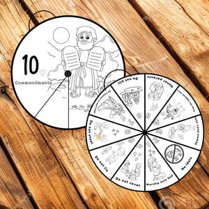 Könnte beinhalten: Zweiteiliges, schwarz-weiß illustriertes Lernspiel. Ein Kreis zeigt Moses mit den Zehn Geboten. Der andere Kreis zeigt die Gebote mit entsprechenden Illustrationen. Der Text enthält "10 Gebote".