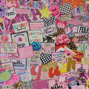 Puede incluir: Una colección de parches bordados coloridos con varios diseños y textos. Los parches presentan frases como "Western Babes", "Mama's Cowgirl" y "I'm the Problem". La paleta de colores incluye rosa, amarillo y azul, con detalles de purpurina y lentejuelas.