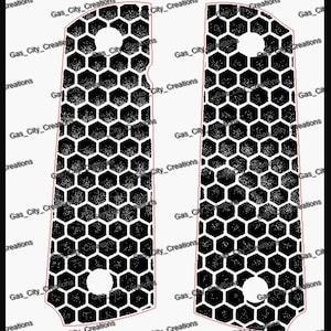 Puede incluir: Dos paneles de empuñadura de pistola en blanco y negro con un patrón hexagonal de panal. Cada panel tiene dos orificios circulares para tornillos y un borde rojo fino. El texto Gas_City_Creations se repite como marca de agua.