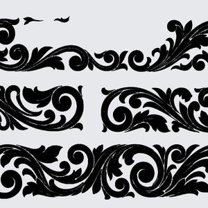 Pode incluir: Uma coleção de elementos decorativos pretos com volutas, apresentando padrões intrincados de folhas e vinhas. O conjunto inclui uma pequena peça vertical e três tiras retangulares horizontais, todas exibindo formas orgânicas simétricas.