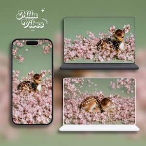 Könnte beinhalten: Ein digitales Hintergrundbild-Set mit einem Reh inmitten von rosa Kirschblüten, dargestellt auf einem Smartphone und zwei Laptops. Der Text "Mila Vibes" erscheint oben links. Der Hintergrund ist in einem einheitlichen Salbeigrün gehalten.