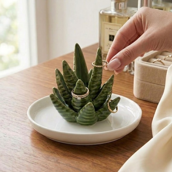 Ceramic Aloe Vera Ring Holder, Aloe Plant Jewelry Dish for Rings & Necklaces, Minimalist Jewelry Organizer, Gift for Mom, Modern Home Decor