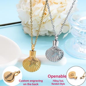Pode incluir: Dois colares com pingentes em forma de concha, um dourado e outro prateado, cada um suspenso por uma corrente delicada. Os pingentes apresentam um design de estrela do mar. Gravação personalizada disponível.