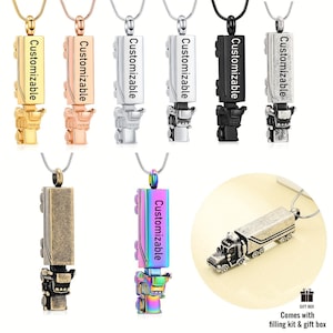 Pode incluir: Uma coleção de colares com pingentes de caminhão em vários acabamentos metálicos, incluindo ouro, ouro rosa, prata, preto e iridescente. Cada pingente apresenta um reboque retangular com a palavra Customizable impressa na lateral.