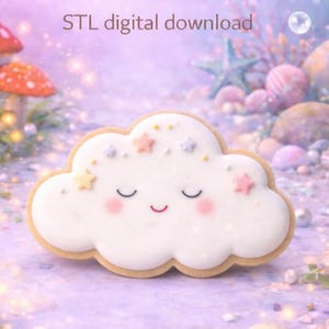 Könnte beinhalten: Ein wolkenförmiger Ausstecher mit einem lächelnden Gesicht, verziert mit rosa Wangen und Sternenstreuseln. Der Text "cloud cookie cutter STL digital download" ist sichtbar. Der Hintergrund zeigt Pilze und Muscheln.