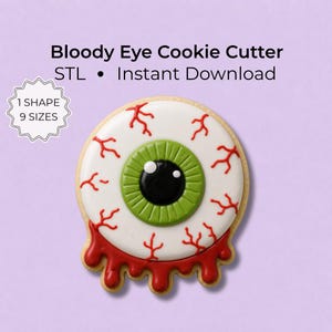 Puede incluir: Una galleta redonda con forma de globo ocular con glaseado blanco, iris verde, pupila negra con reflejos blancos y venas rojas. La parte inferior tiene gotas de glaseado rojo. Texto: Bloody Eye Cookie Cutter, STL, Instant Download, 1 SHAPE 9 SIZES.