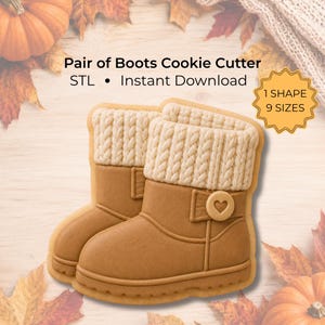 Op de afbeelding: Een laarzen-koekjesvorm met een textuur van gebreide boorden, een glad onderste gedeelte en een klein rond detail aan de zijkant met een hartvormige uitsnede. De tekst luidt Pair of Boots Cookie Cutter, STL, Instant Download, 1 SHAPE, 9 SIZES.
