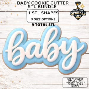 Può includere: Un pacchetto STL di taglia biscotti a tema baby. L'immagine mostra un biscotto a forma della parola "baby" con glassa blu e lettere bianche. Il testo sull'immagine indica 1 forma STL con 9 opzioni di dimensioni.