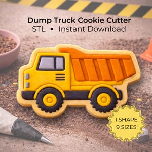 Könnte beinhalten: Gelber Muldenkipper-Ausstecher mit orangefarbenen Details und schwarzen Rädern. Der Text "Dump Truck Cookie Cutter STL Instant Download" steht oben. Ein gelber Aufkleber mit dem Text "1 Shape 9 Sizes" befindet sich unten.