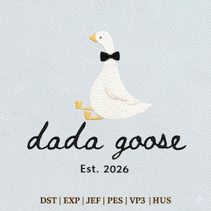 Op de afbeelding: Een geborduurd ontwerp met een witte gans met een zwarte vlinderdas, met de woorden "dada goose" in een sierlijk lettertype. Daaronder staat "Est. 2026". Het ontwerp staat op een lichtblauwe achtergrond.
