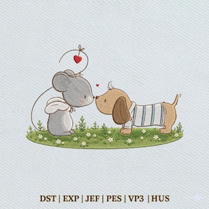 Op de afbeelding: Een geborduurd ontwerp met een grijze muis en een bruine teckel die elkaar kussen. De muis heeft een klein hartje boven haar hoofd en de hond draagt een blauw-wit gestreept shirt. Ze staan op een grasveld met witte bloemen.