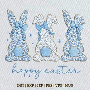 Puede incluir: Tres diseños de conejitos de Pascua con patrones florales y de lunares azules, cada uno adornado con un lazo azul. Los conejitos están delineados en dorado y presentan un detalle azul en forma de flor. La frase "hoppy easter" está escrita en cursiva debajo.