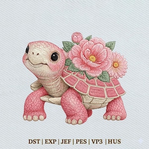 Puede incluir: Un bordado de una tortuga rosa sonriente, adornada con flores rosas y hojas verdes. El caparazón de la tortuga es de un tono rosa más claro, y la imagen tiene el texto "DST | EXP | JEF | PES | VP3 | HUS" en la parte inferior.
