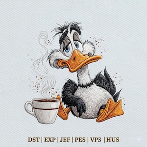 Könnte beinhalten: Eine Cartoon-Ente mit müdem Gesichtsausdruck, blauen Augen und einem orangefarbenen Schnabel, die eine Tasse Kaffee hält. Die Ente ist weiß, schwarz und grau, mit orangefarbenen Füßen. Das Bild enthält den Text "DST | EXP | JEF | PES | VP3 | HUS".
