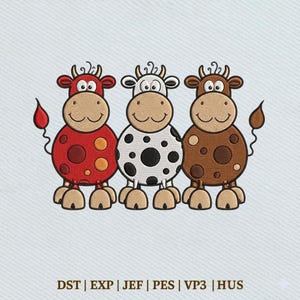 Peut inclure: Un motif de broderie représentant trois vaches de dessin animé côte à côte. La vache de gauche est rouge avec des taches rouge foncé, celle du milieu est blanche avec des taches noires, et celle de droite est brune avec des taches marron foncé. Texte : DST | EXP | JEF | PES | VP3 | HUS.